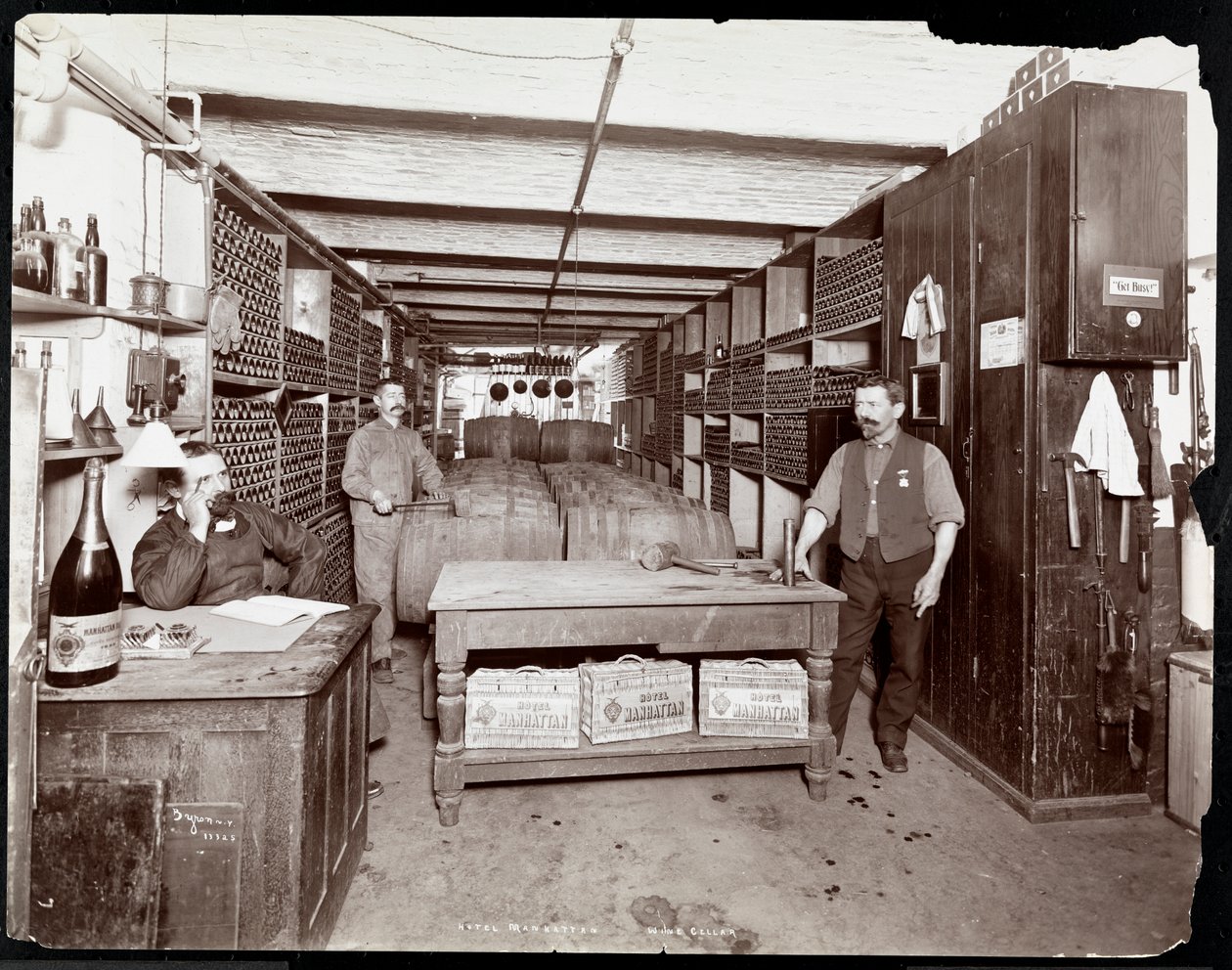 Vinkällaren på Hotel Manhattan, 1902 (silvergelatintryck) av Byron Company