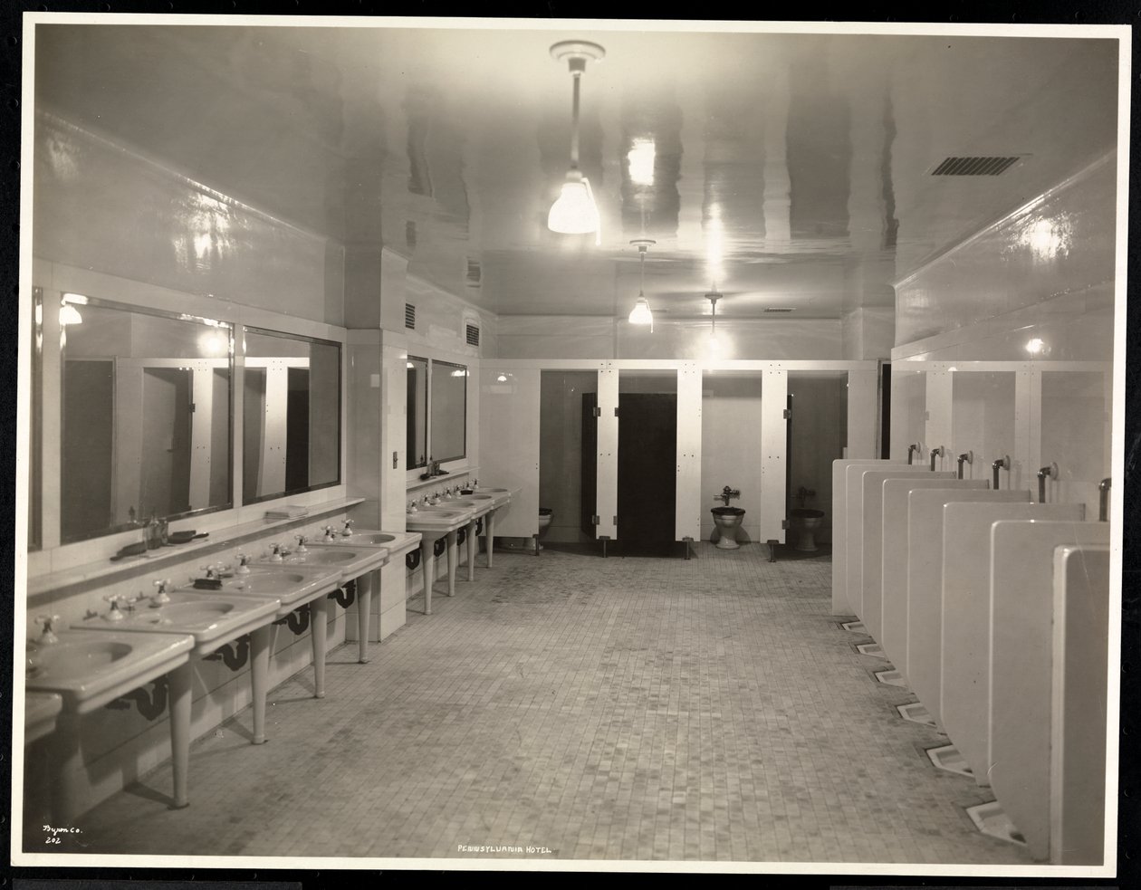 Toaletter på Hotel Pennsylvania, 1918 (silvergelatintryck) av Byron Company