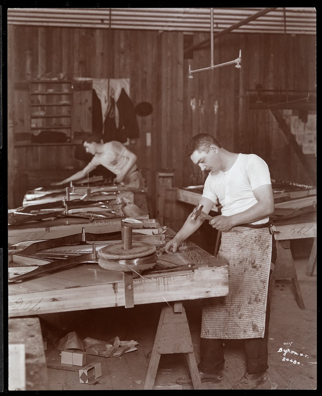 Två män som arbetar i Harrington Piano Co.-fabriken, 1907 (silvergelatintryck) av Byron Company