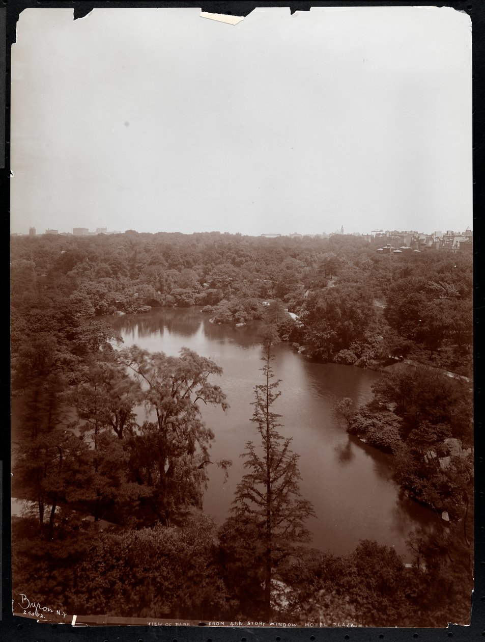 Utsikt över Central Park från 4:e våningen på Plaza Hotel, 5th Avenue och 59th Street, 1907 (silvergelatintryck) av Byron Company