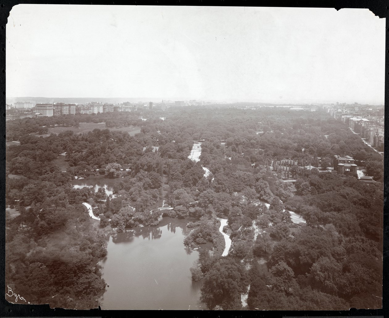 Utsikt över Central Park från Plaza Hotel, 5th Avenue och 59th Street, New York, ca 1907 (silvergelatinprint) av Byron Company