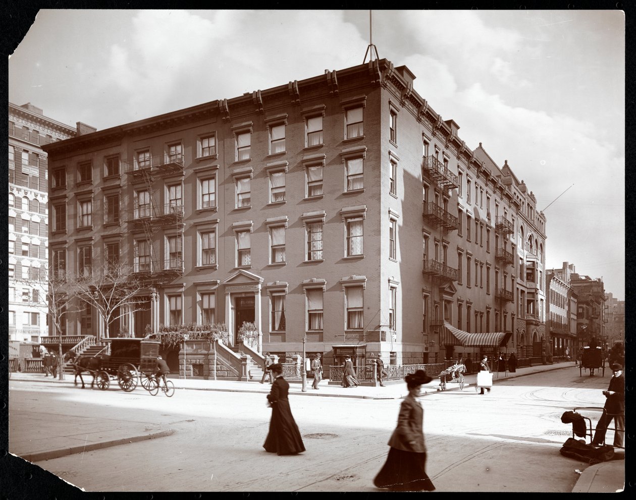 Vy över Hotel Kensington på Fifth Avenue, nära Washington Square, New York, 1904 (silvergelatintryck) av Byron Company