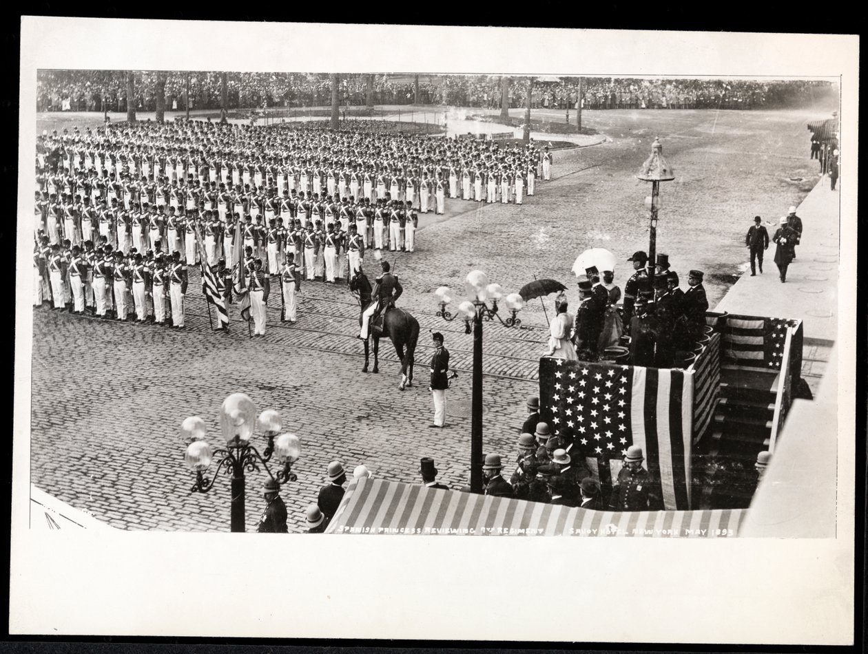 Vy av prinsessan Eulalia av Spanien som granskar 7:e regementet som marscherar i Columbus Celebration Parade vid Savoy Hotel, New York, 1899 (silvergelatintryck) av Byron Company