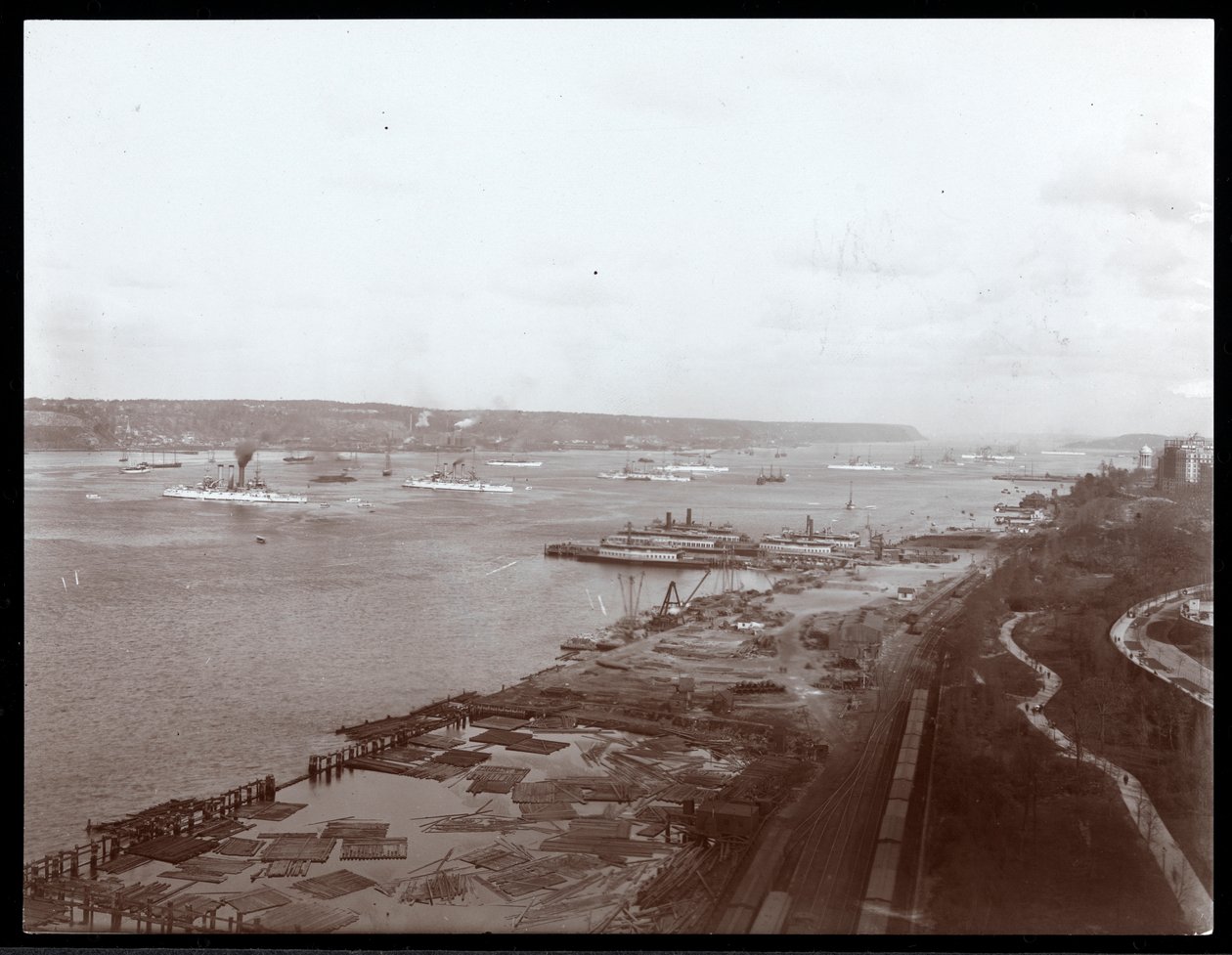 Vy över amerikanska krigsfartyg i Hudsonfloden under prins Ludvig av Battenbergs besök, 1905 (silvergelatintryck) av Byron Company