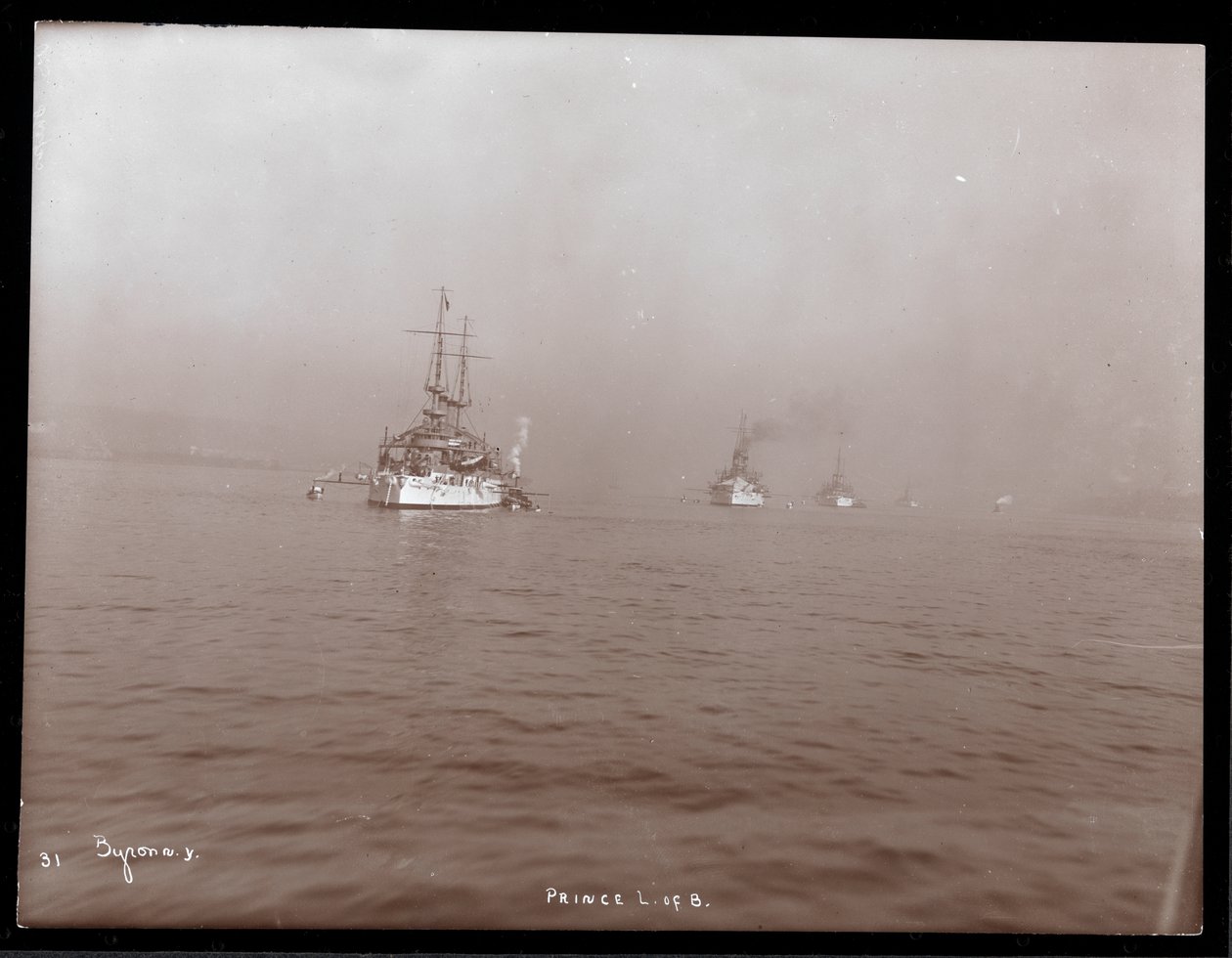 Utsikt över en karavan av amerikanska krigsfartyg i Hudsonfloden i dimman under prins Louis av Battenbergs besök, 1905 (silvergelatintryck) av Byron Company