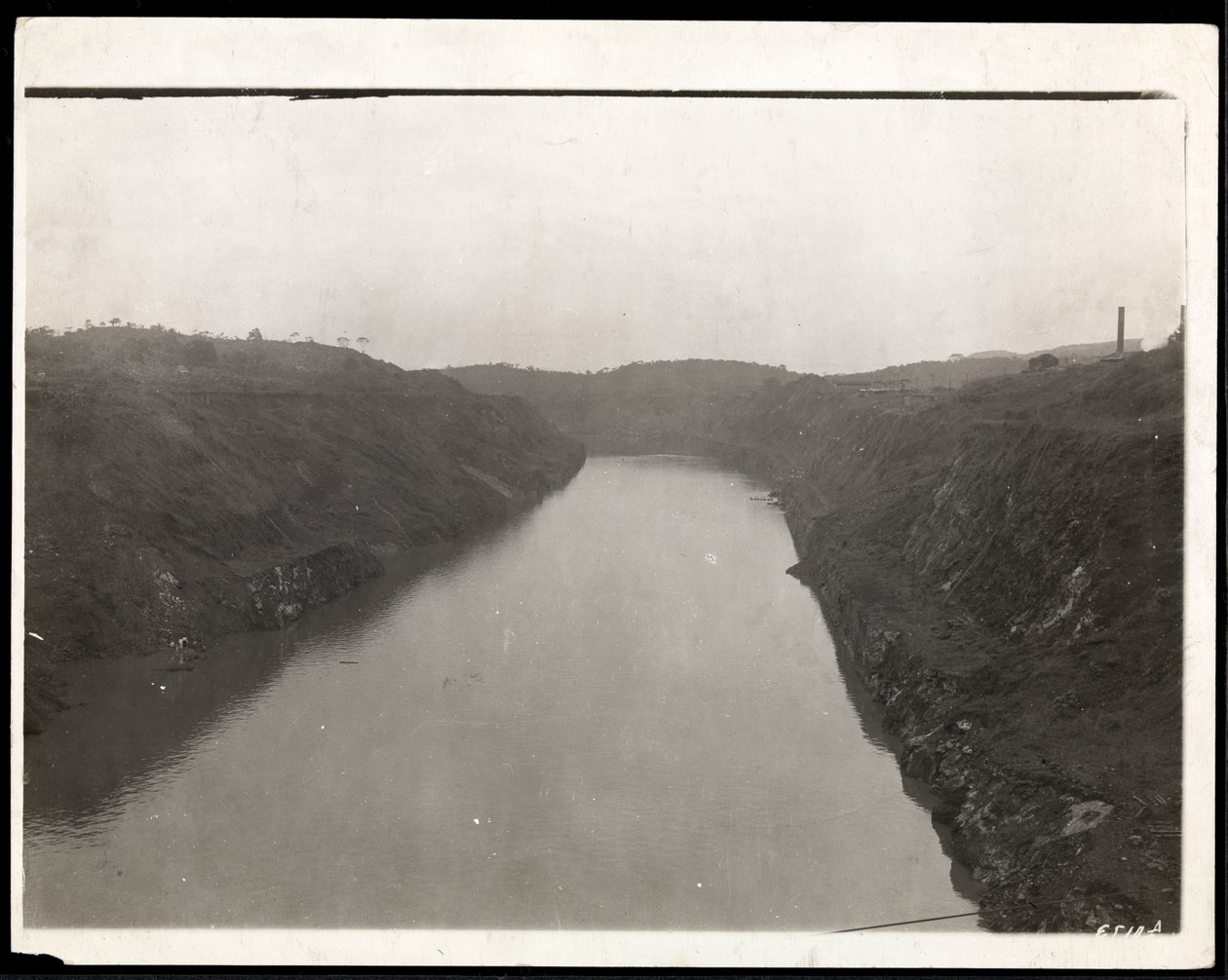 Utsikt över en nygrävd del av Panamakanalen under konstruktionen, 1912 eller 1913 (silvergelatintryck) av Byron Company