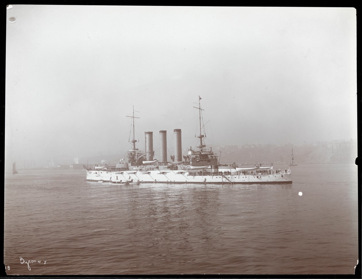 Vy över ett militärfartyg, troligen på Hudson River nära West Point vid ett besök av prins Ludvig av Battenberg, 1905 (silvergelatintryck) av Byron Company