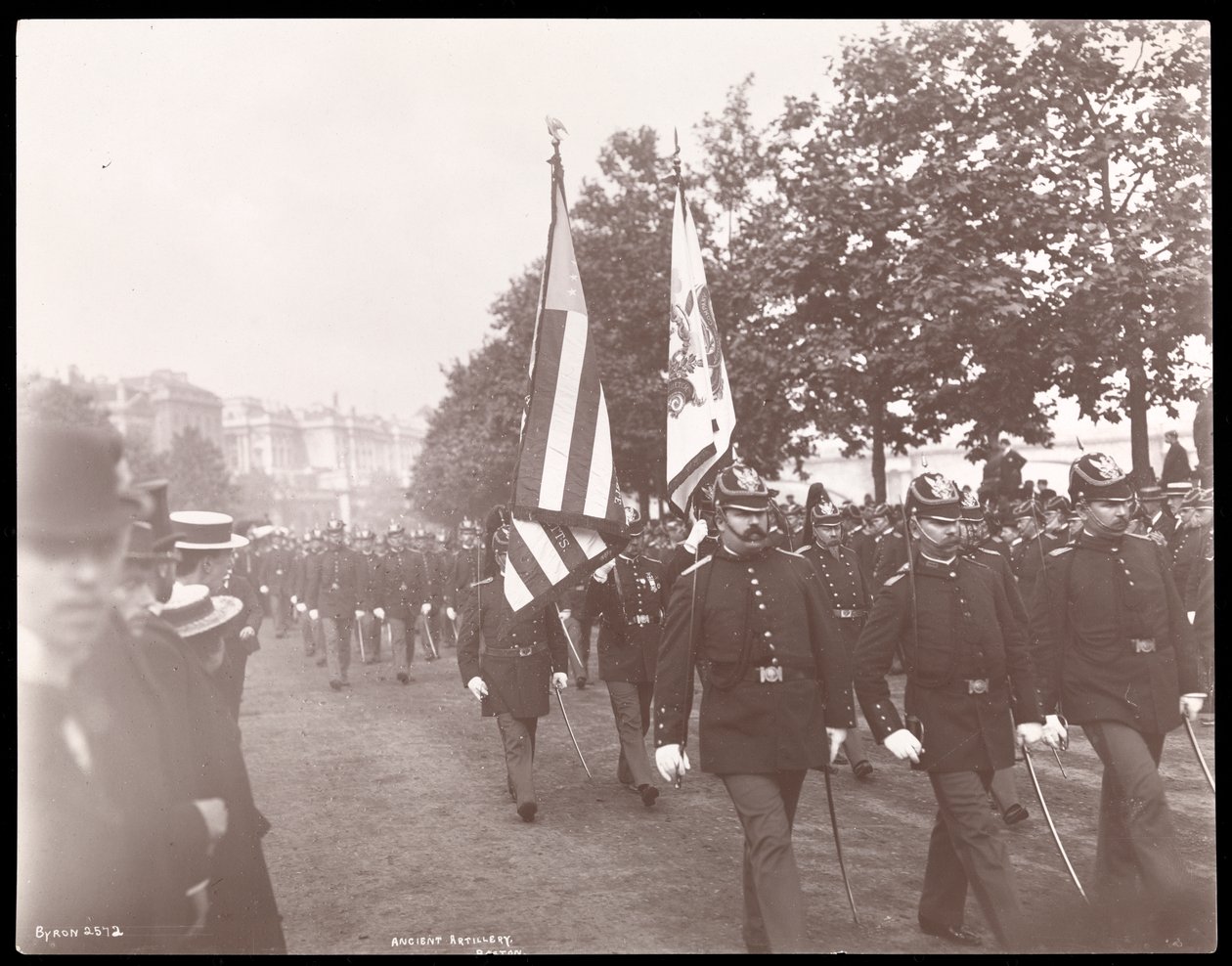 Utsikt över det antika artilleriet i Boston som marscherar i en parad i London, England, 1897 (silvergelatintryck) av Byron Company