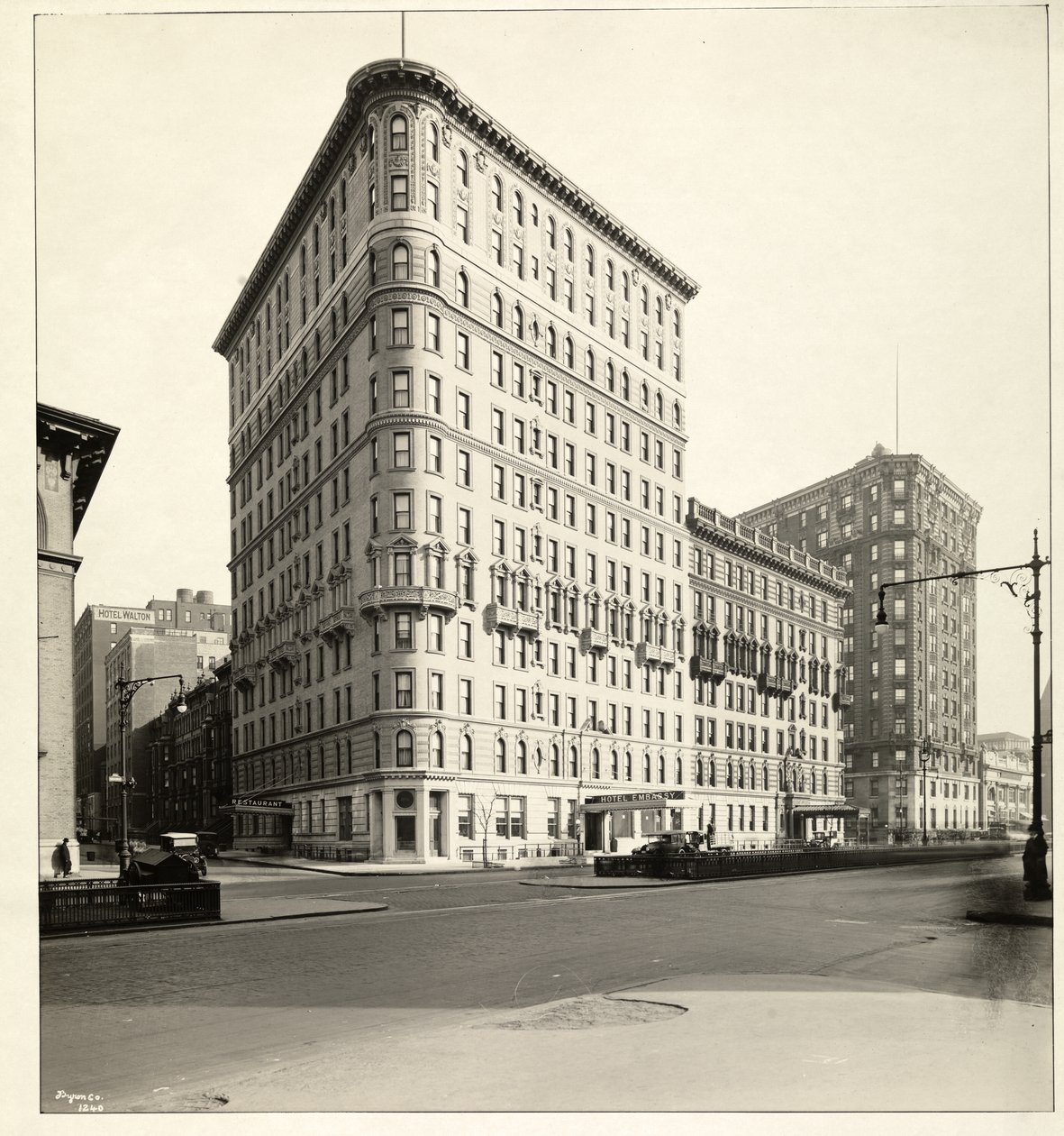 Vy över Hotel Embassy vid Broadway och 70th Street, New York, 1921 (silvergelatintryck) av Byron Company
