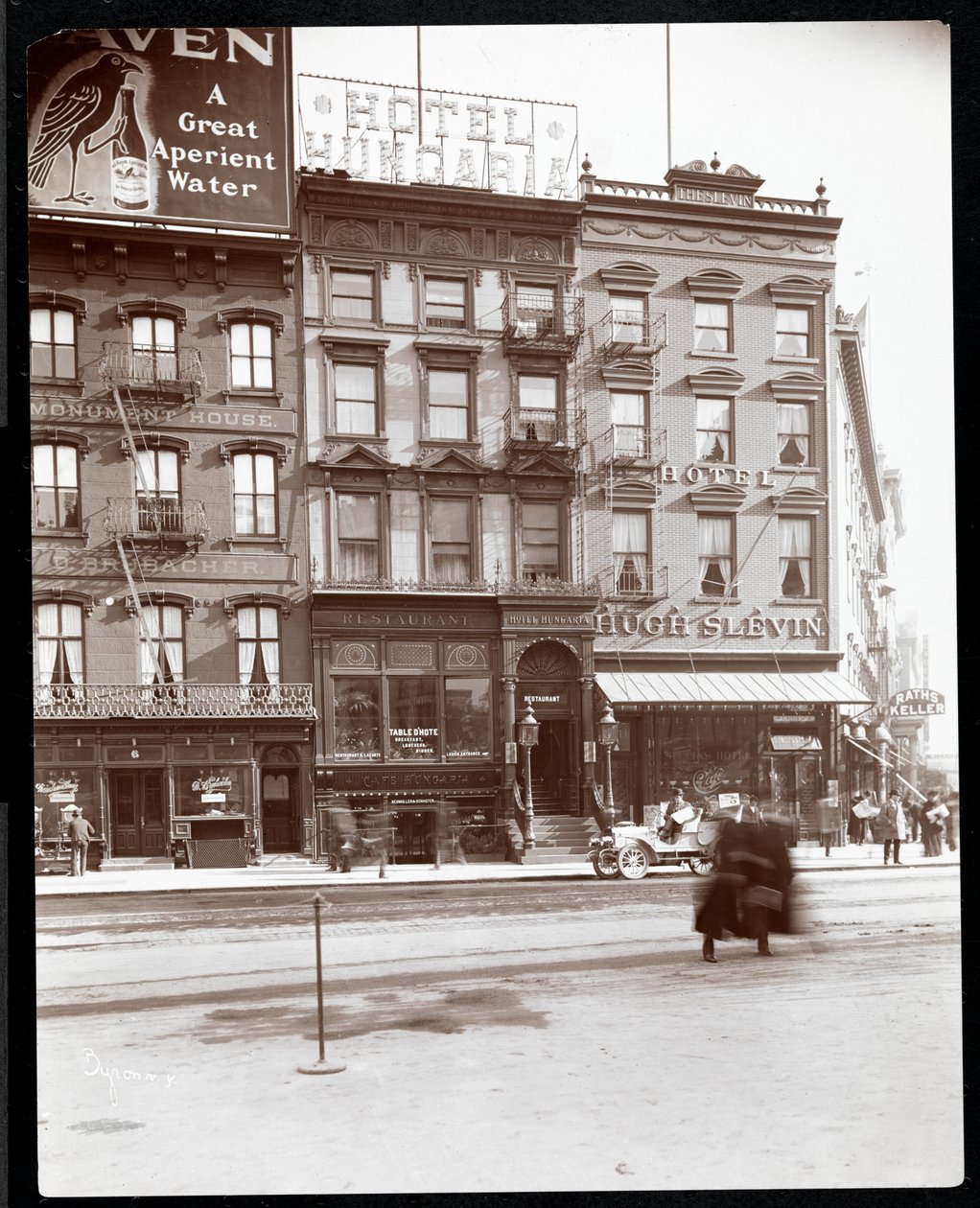 Utsikt över Hotel Hungaria och Hotel Hugh Slevin vid Union Square East och 14th Street, New York, 1905 (silvergelatintryck) av Byron Company