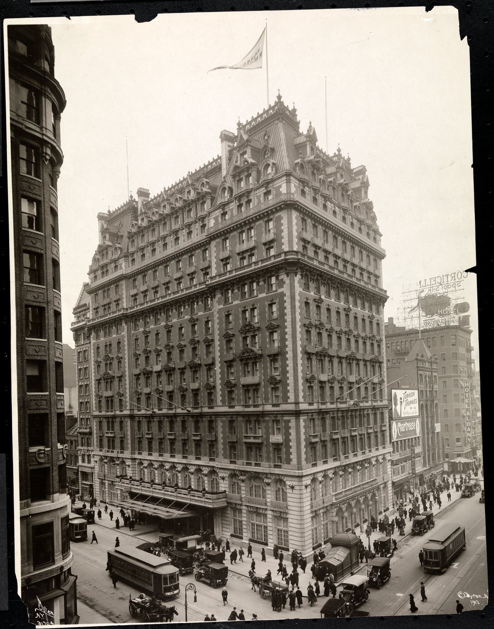 Vy över Hotel Knickerbocker, Broadway och 42nd Street, New York, 1912 (silvergelatintryck) av Byron Company