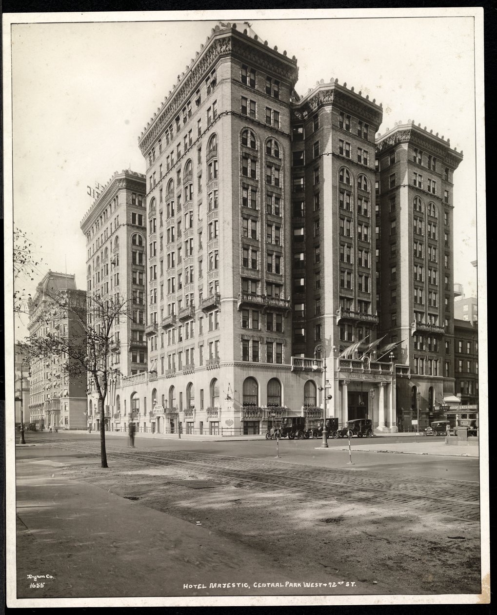Utsikt över Hotel Majestic på 72nd Street från andra sidan Central Park West, New York, 1920 (silvergelatintryck) av Byron Company