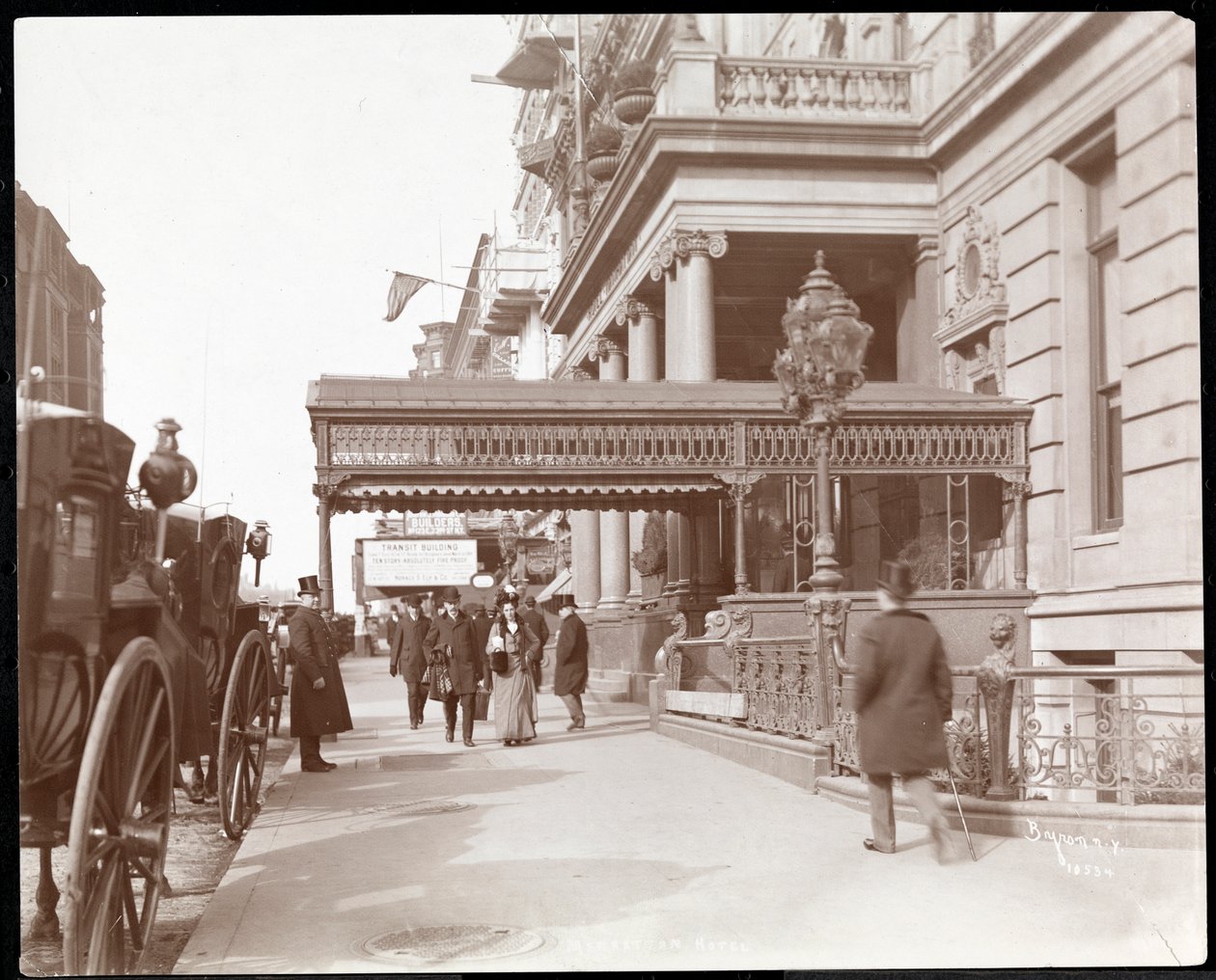 Utsikt över Hotel Manhattan på 42nd Street och Madison Avenue, New York, 1900 eller 1901 (silvergelatintryck) av Byron Company