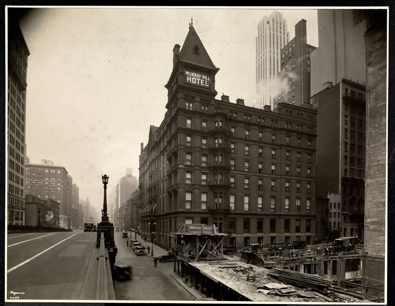 Utsikt över Murray Hill Hotel, Park Avenue och 40th Street, New York, från Park Avenue viadukten, 1931 (silvergelatintryck) av Byron Company