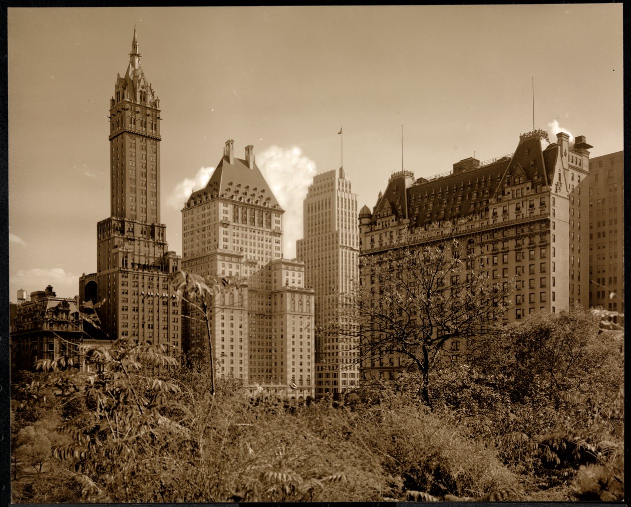Utsikt över Savoy Plaza Hotel, 59th Street och Fifth Avenue, New York, ca 1937 (silvergelatintryck) av Byron Company