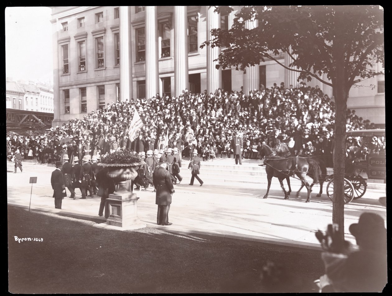 Utsikt över folkmassan på trappan till Brooklyn Borough Hall under Brooklyn Police Parade, 1897 (silvergelatintryck) av Byron Company