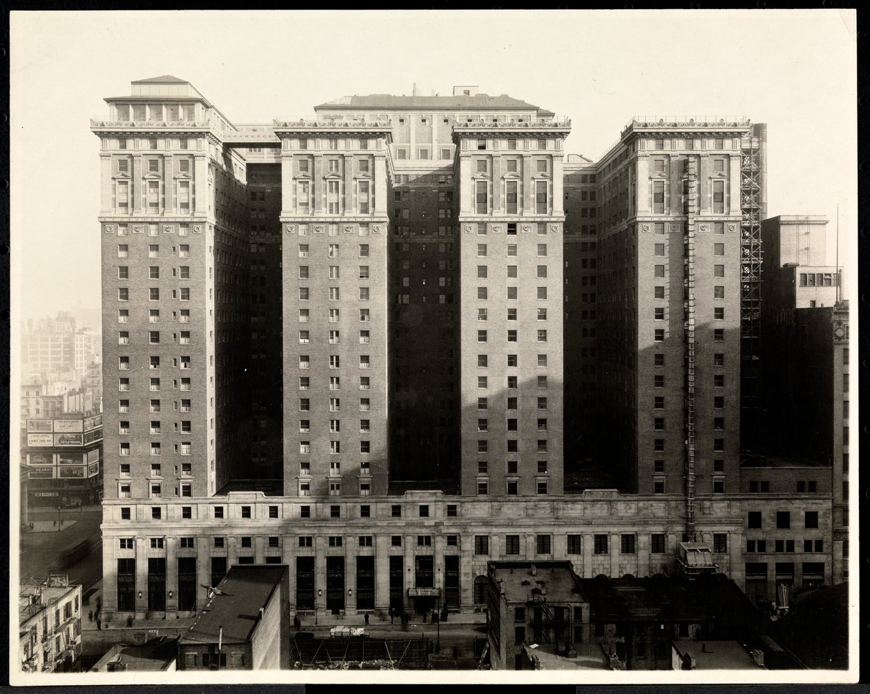 Utsikt över södra sidan av Hotel Pennsylvania, 7th Avenue och 32nd Street, New York, 1919 (silvergelatintryck) av Byron Company
