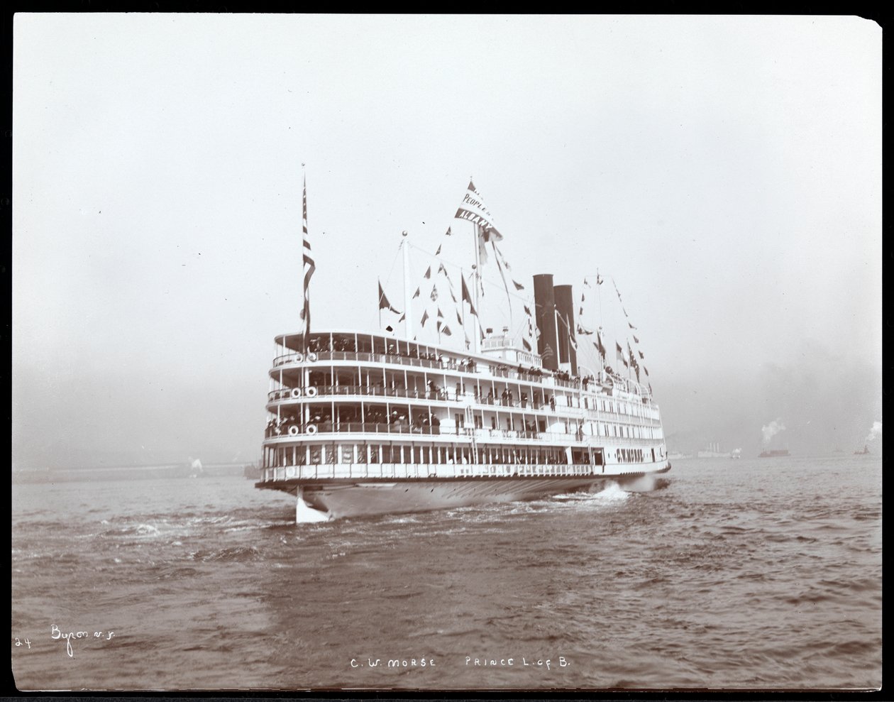 Utsikt över ångfartyget C.W. Morse, förmodligen på Hudsonfloden nära West Point vid besöket av prins Louis av Battenberg, 1905 (silvergelatintryck) av Byron Company