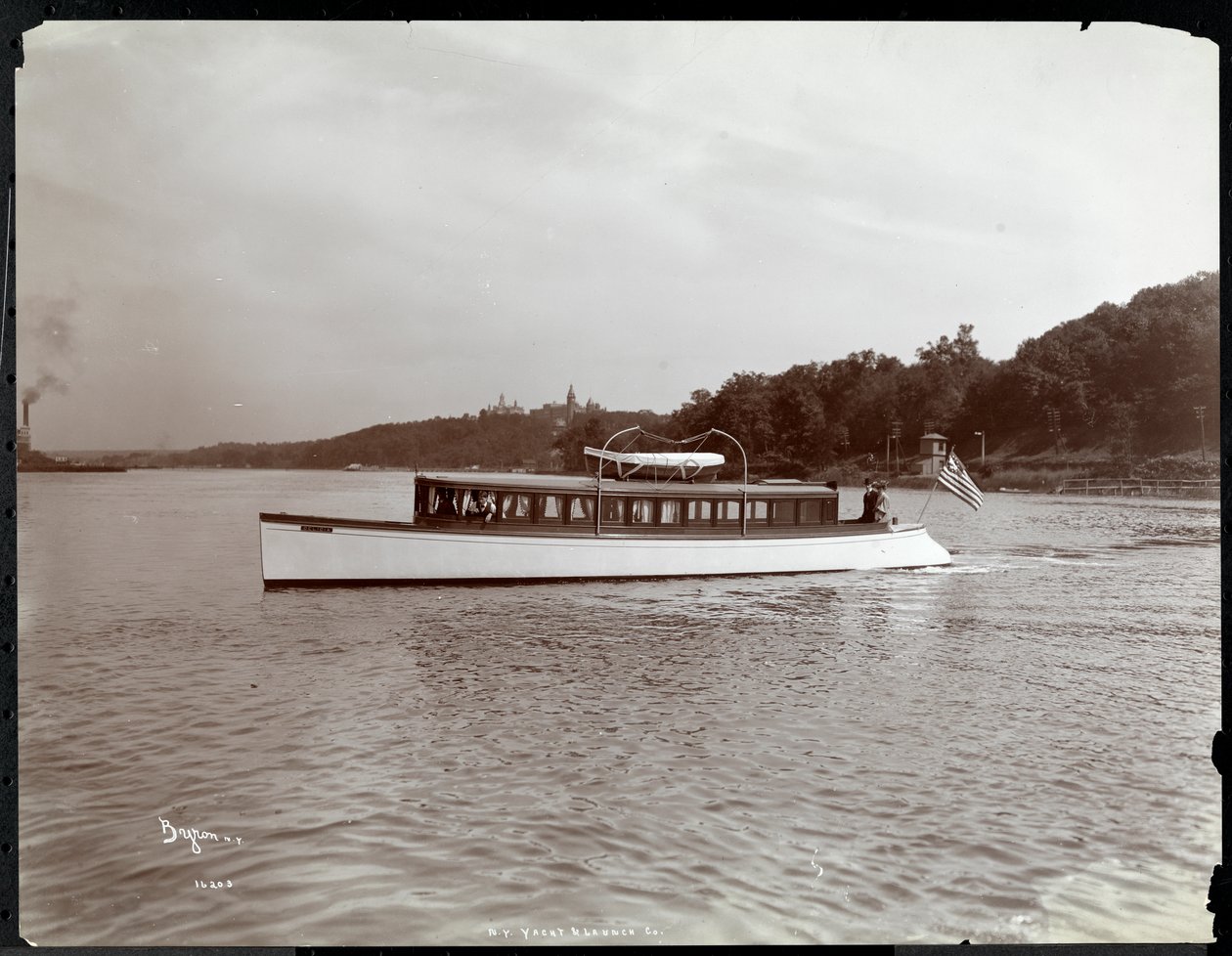 Utsikt över yachten Delicia of the New York Yacht, Launch und Engine Co. på Hudson River nära Morris Heights, New York, 1903 (silvergelatintryck) av Byron Company