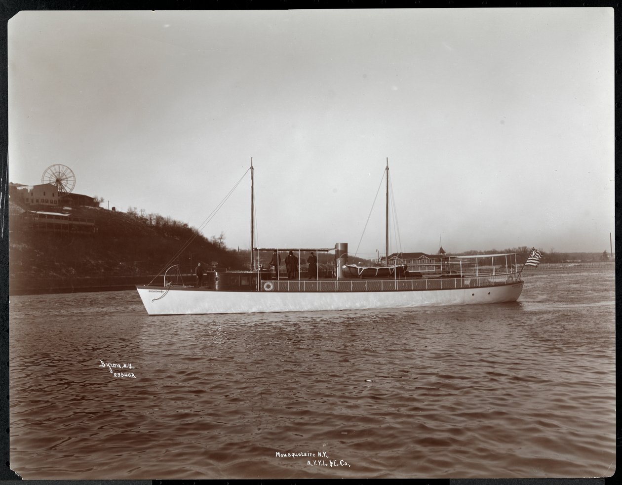 Utsikt över yachten Mousquetaire of the New York Yacht, Launch und Engine Co. på Harlem River, New York, 1905 (silvergelatintryck) av Byron Company