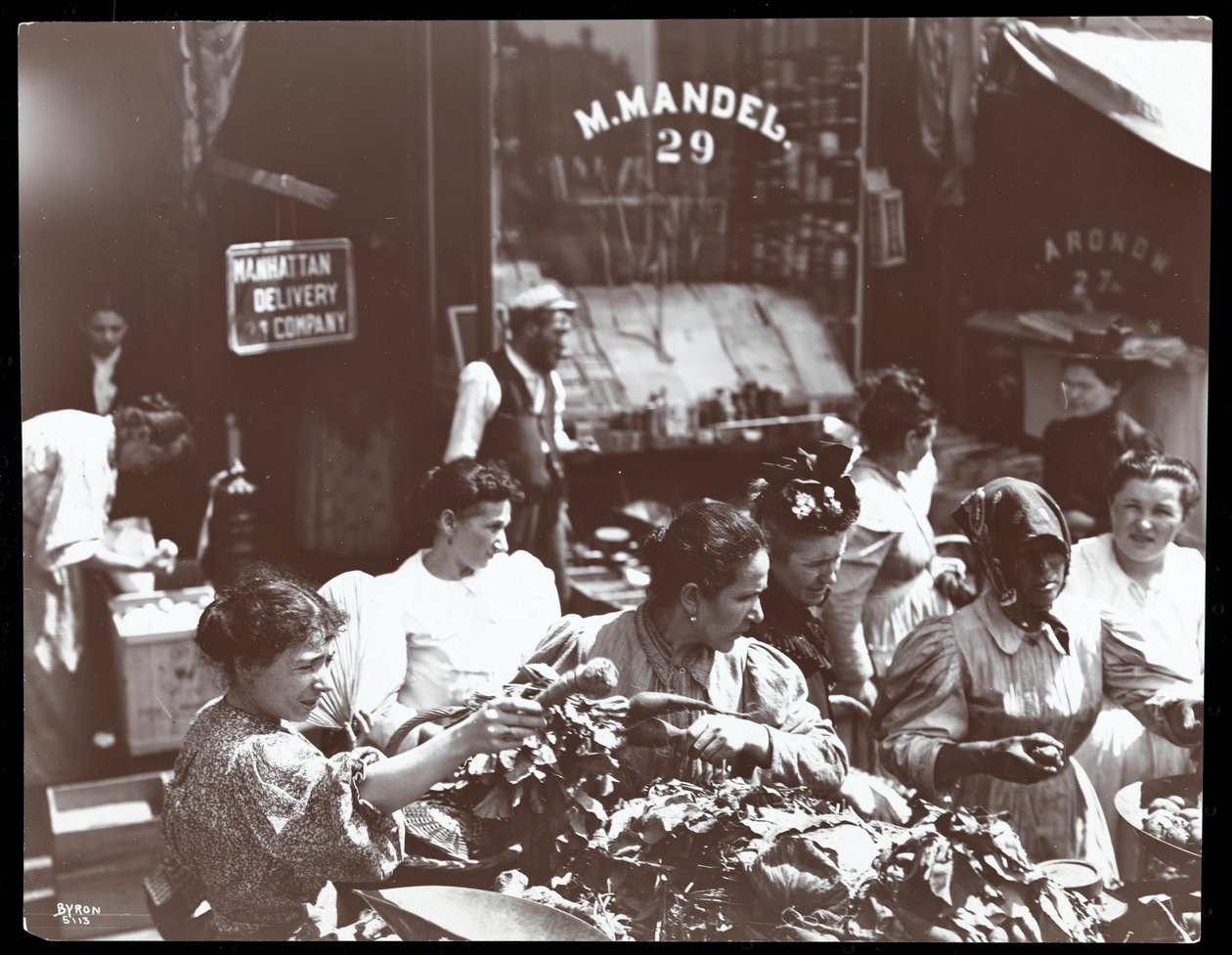 Vy över kvinnor som shoppar grönsaker från en handlare på Hester Street, New York, 1898 (silvergelatintryck) av Byron Company