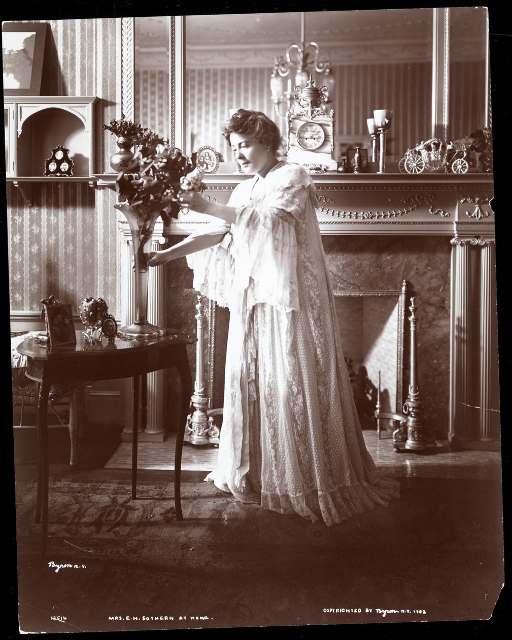 Virginia Harned (Mrs. E.H. Sothern, 1:a) 1902 (silvergelatintryck) av Byron Company
