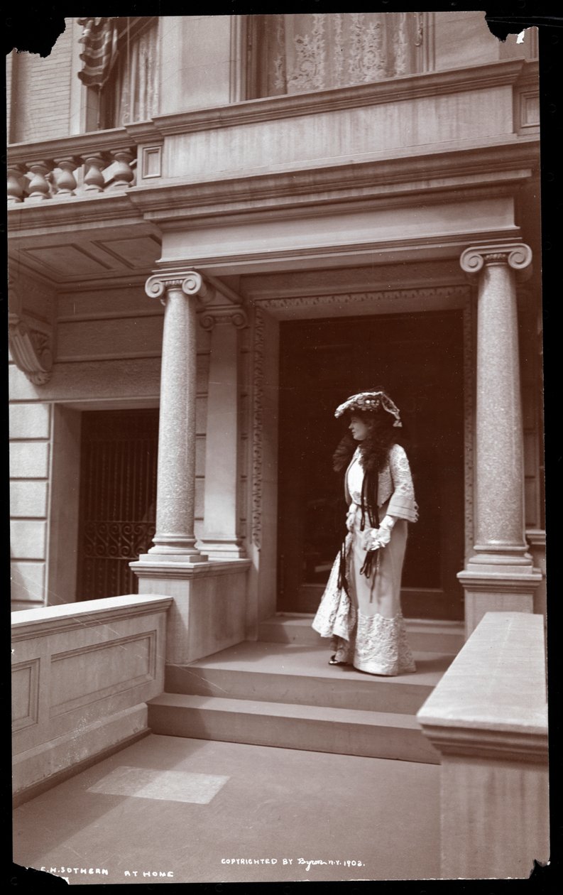 Virginia Harned (Mrs. E.H. Sothern, 1:a) c.1902 (silvergelatintryck) av Byron Company