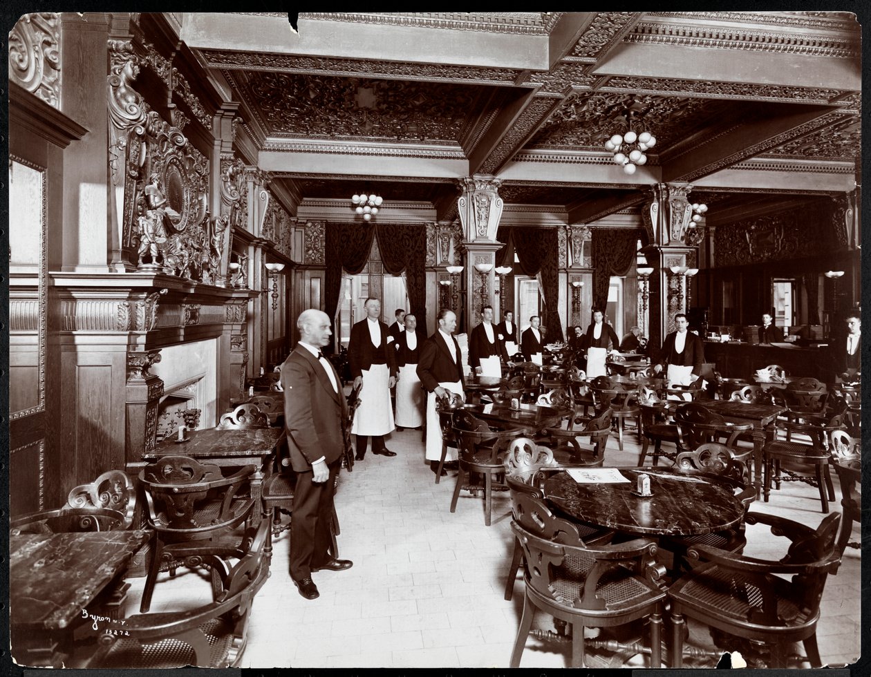 Servitörer på ett kafé på Hotel Delmonico, 1902 (silvergelatintryck) av Byron Company