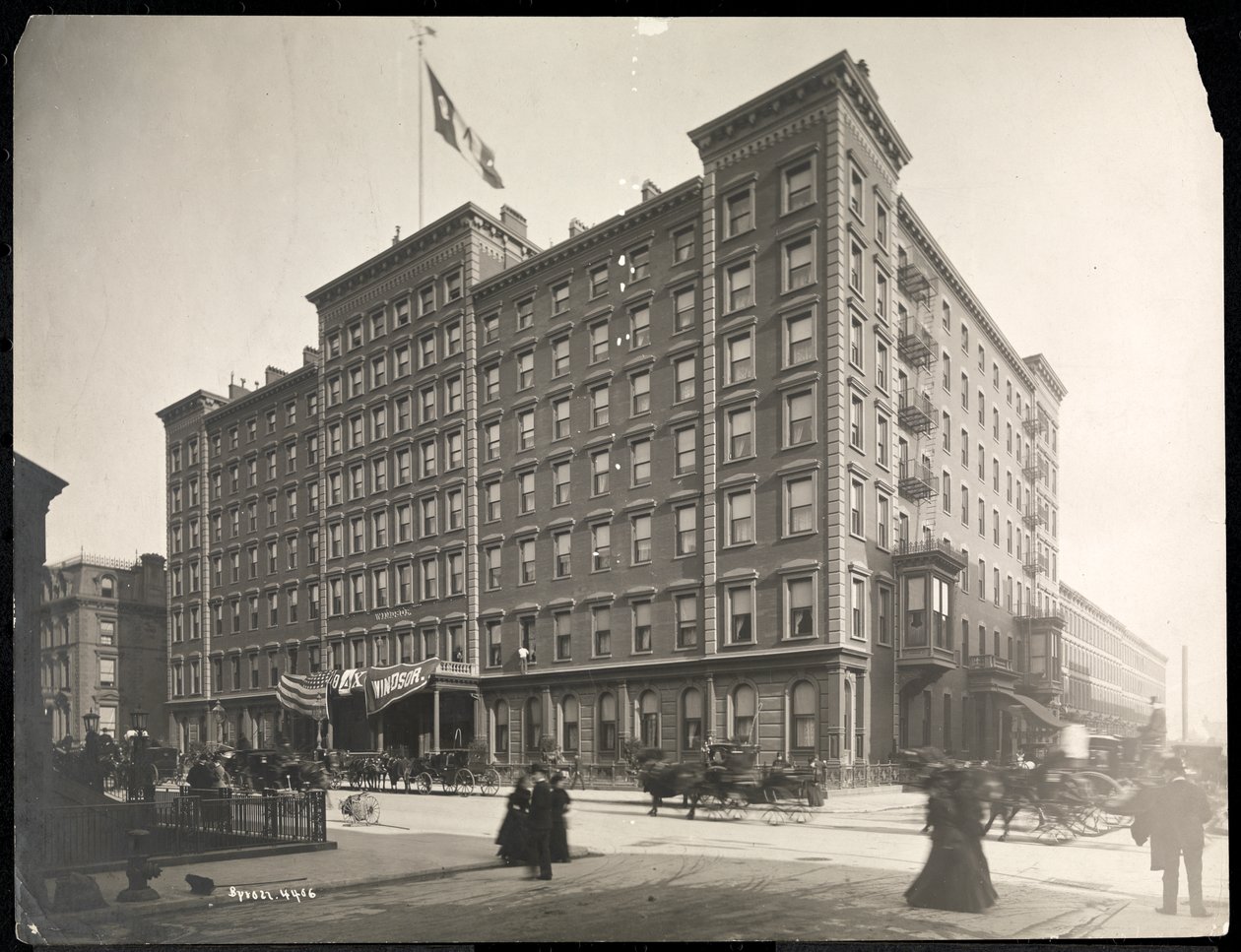 Windsor Hotel på 5th Avenue från 46th till 47th Streets, New York, 1898 (silvergelatintryck) av Byron Company