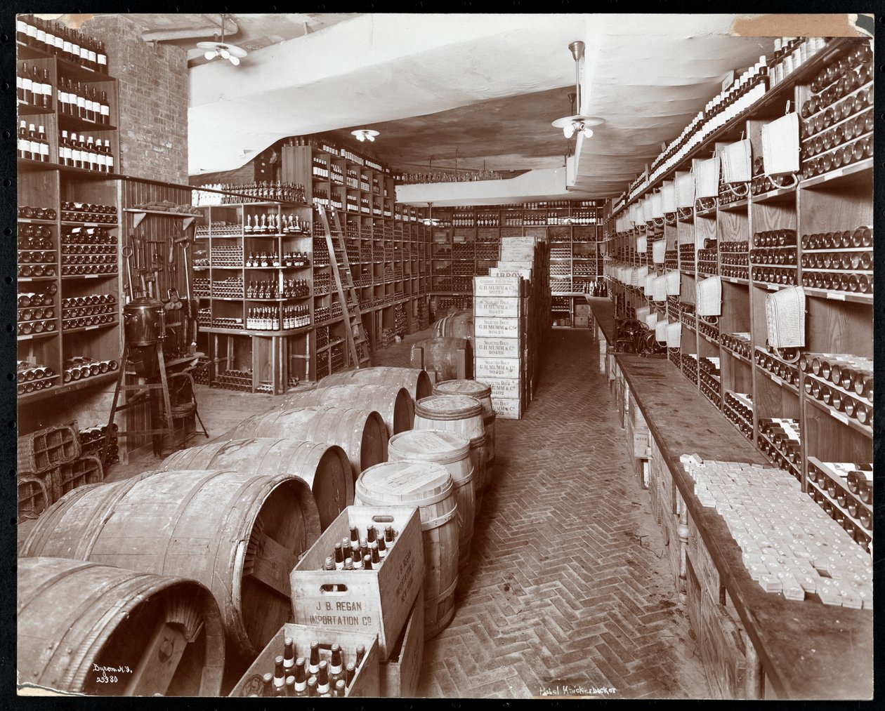 Vinkällare på Hotel Knickerbocker, 1906 (silvergelatintryck) av Byron Company