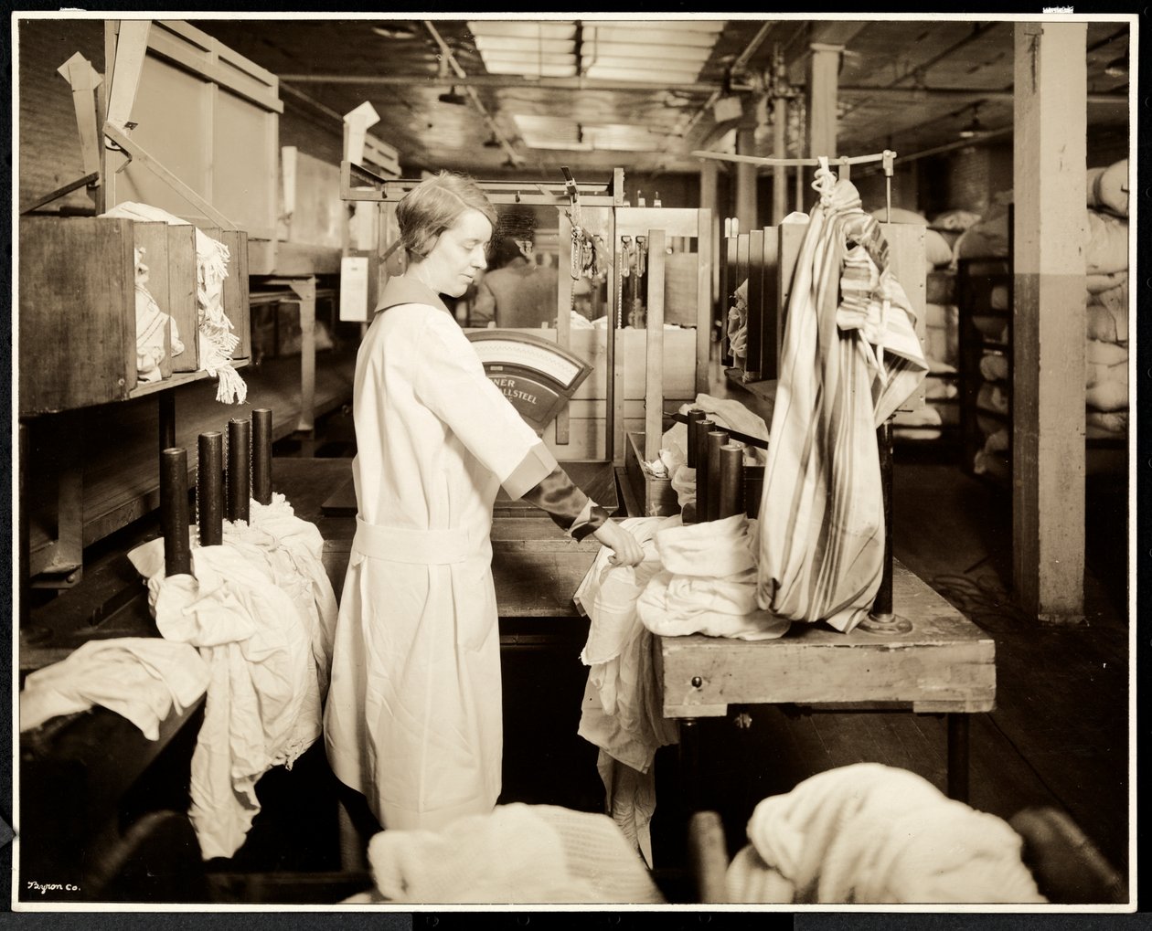 Kvinnor som märker tvättpåsar på Carolyn Laundry på 111 east 128th Street, East Harlem, New York, 1928 (silvergelatintryck) av Byron Company