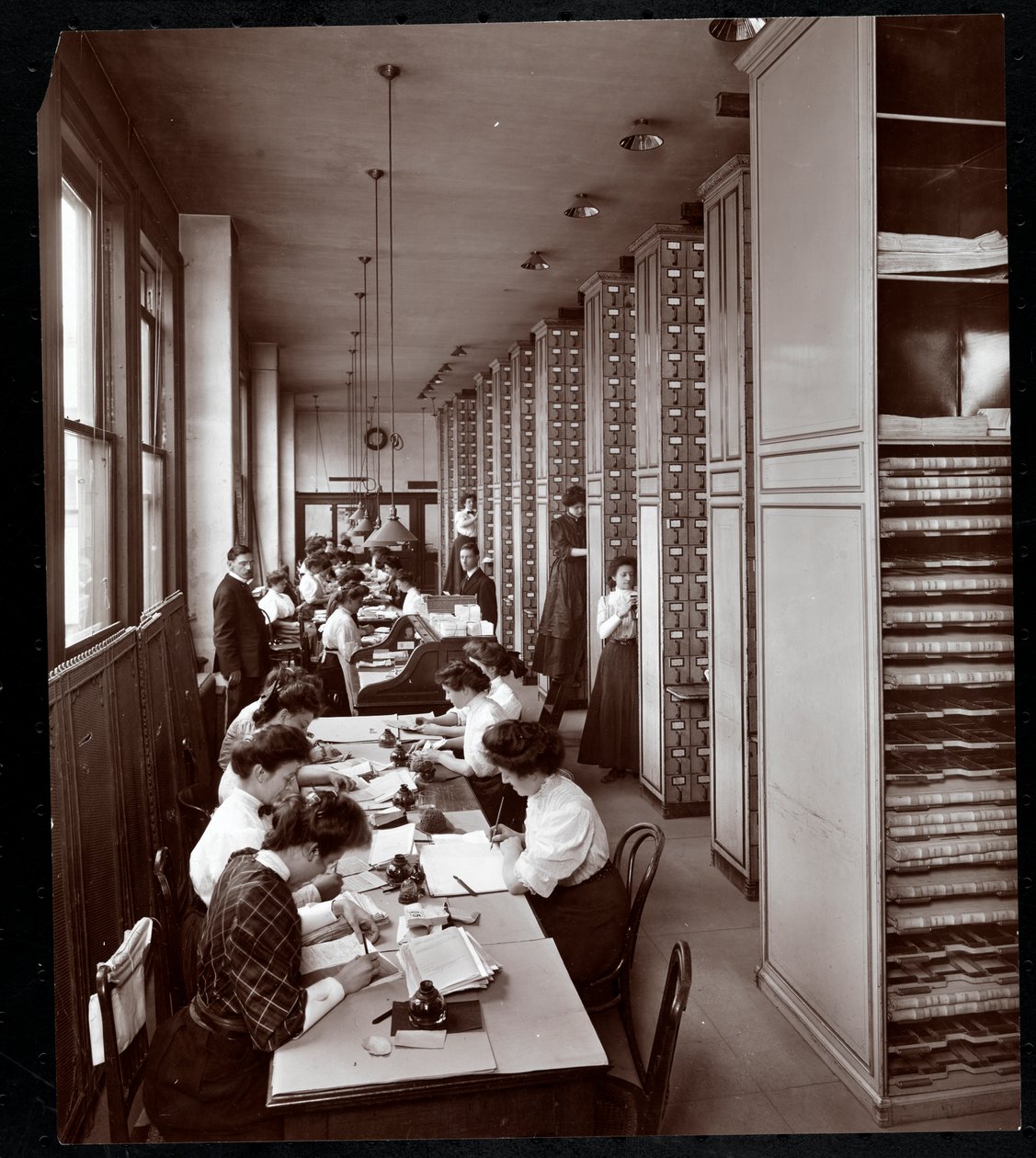 Kvinnor som arbetar i ett arkivrum, under manlig övervakning, på Metropolitan Life Insurance Co. på 23rd Street och Madison Avenue, New York, 1907 (silvergelatintryck) av Byron Company
