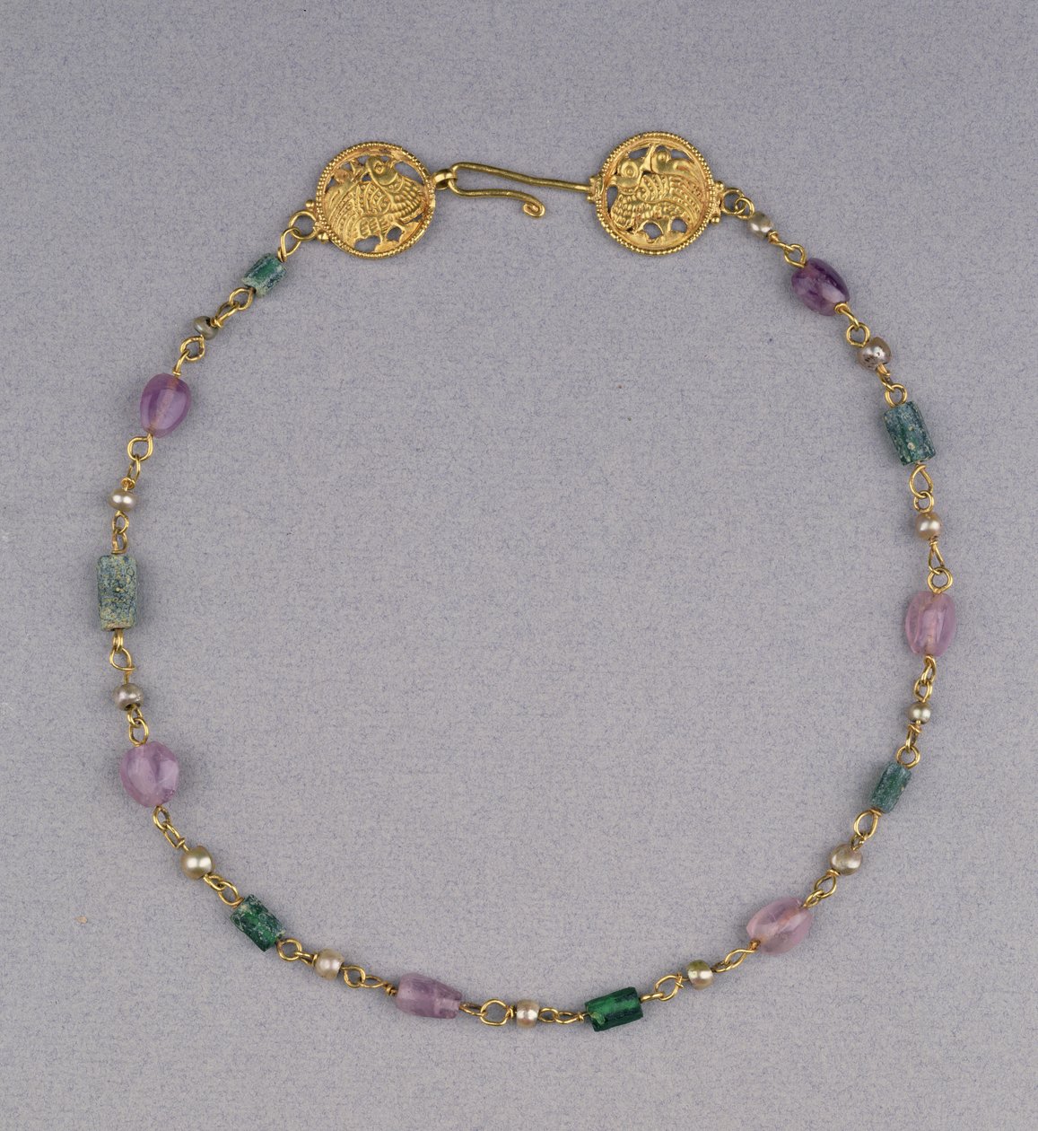 Guldhalsband strängt med pärlor, ametist och gröna glaspärlor med två genombrutna guldrundor, c.400-550 (guld, ametist och glas) av Byzantine