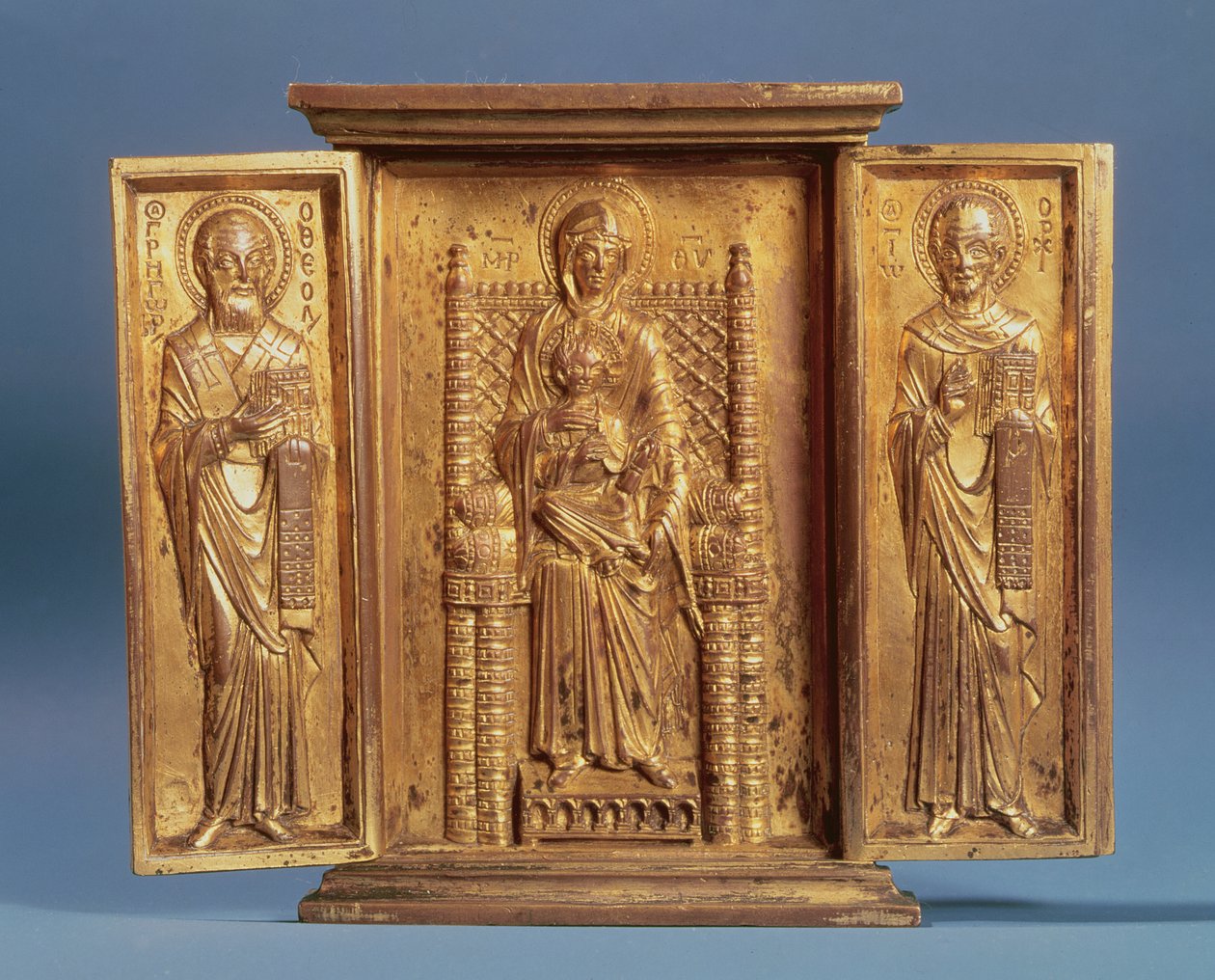 Jungfrun och barnet på tronen, mellan St. Gregory Nazianzus och St. John Chrysostom (tempera på panel) av Byzantine School