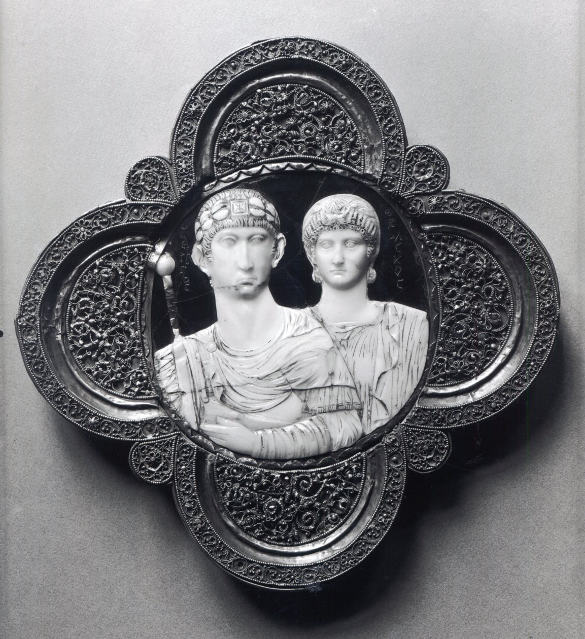 Kaméo föreställande kejsar Honorius (395-423) och hans hustru Maria (elfenben och metall) (se även 189590) av Byzantine