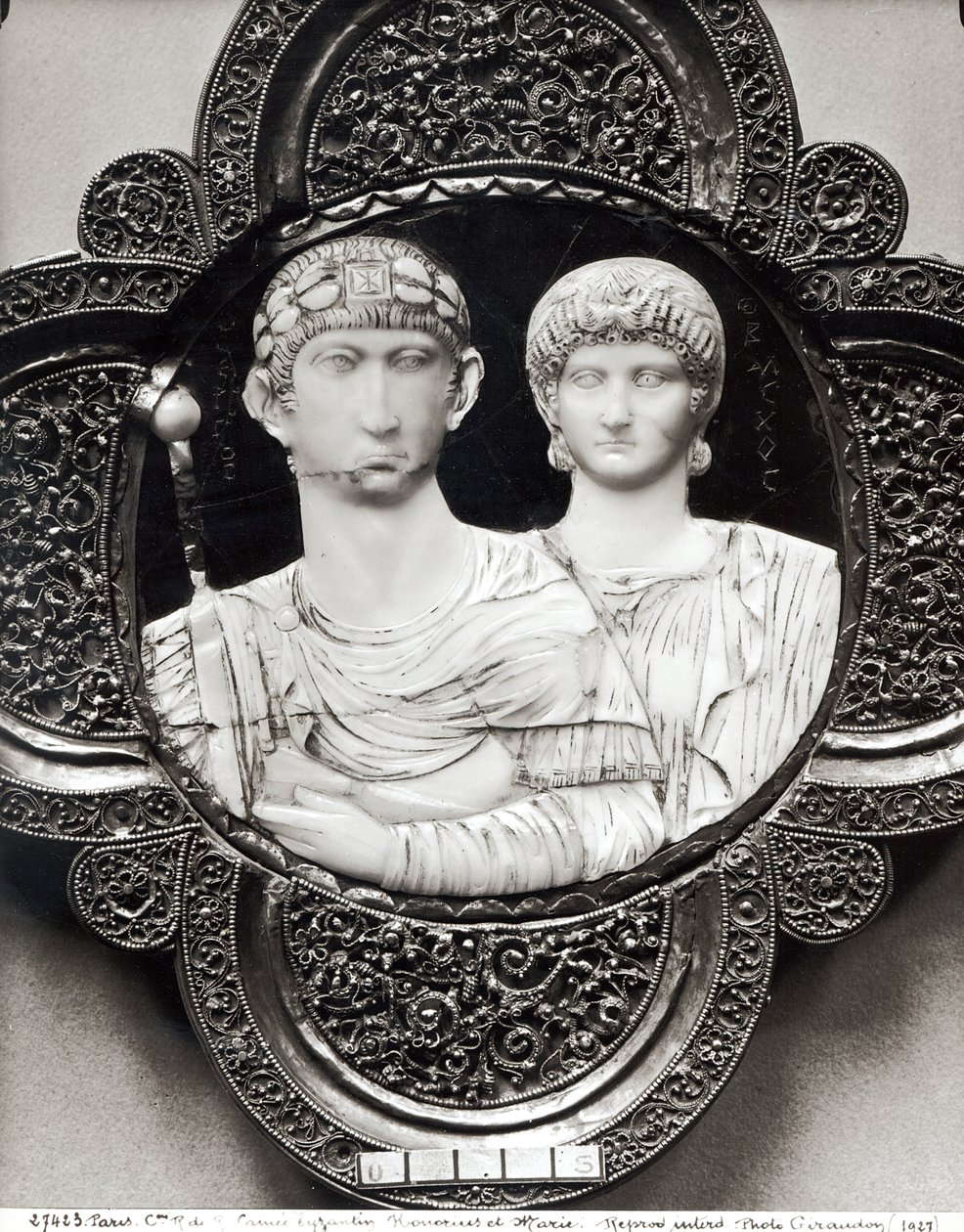 Kaméo föreställande kejsar Honorius (395-423) och hans hustru Maria (elfenben och metall) (se även 189591) av Byzantine