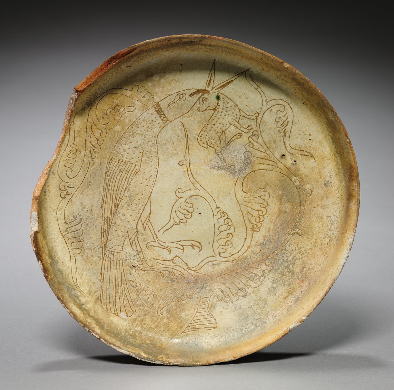 Djup tallrik med hök, kanin och lövverk, 1100-tal av Byzantine
