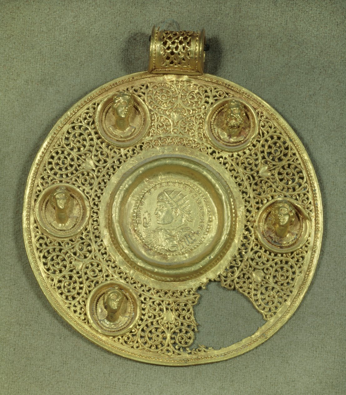 Cirkulär guldmedaljong: solidus av Konstantin I den store (270-337 e.Kr.) slår till vid Sirmium 321 e.Kr., i en opus interrasile ram, prydd med 5 reliefbyster. 4:e århundradet e.Kr. Sön 0 092 m Paris, Louvren av Byzantine
