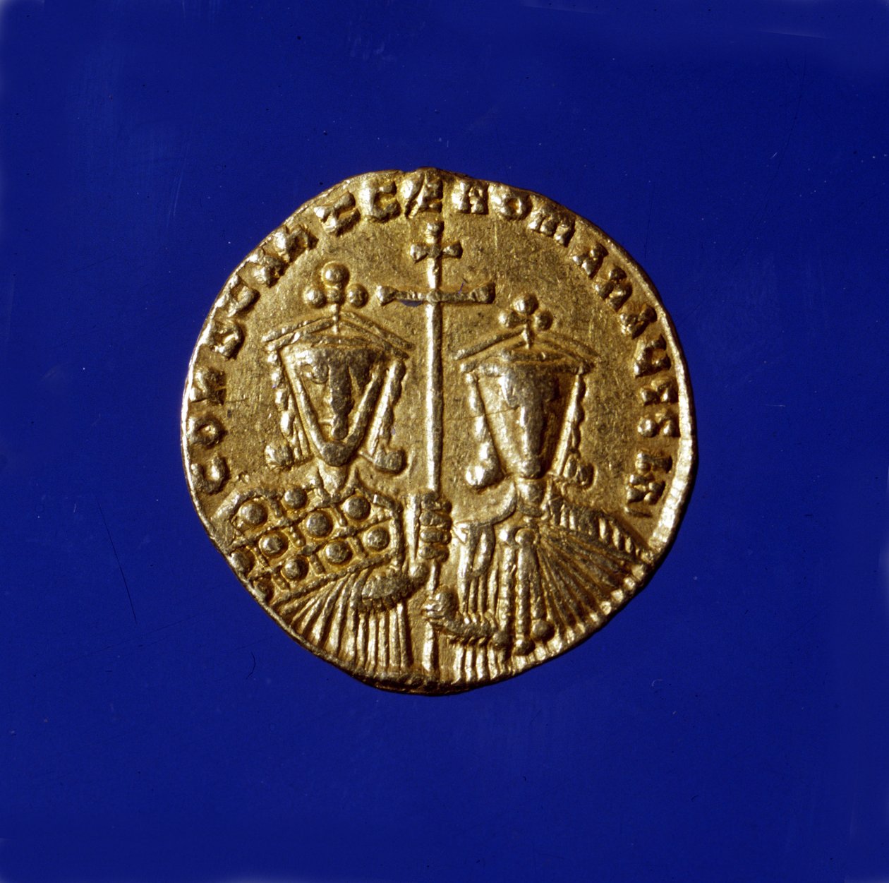 Guldmynt i bilden av kejsarna Konstantin VII Porphyrogenet (913 - 959) och hans son Roman II (959 - 963). av Byzantine