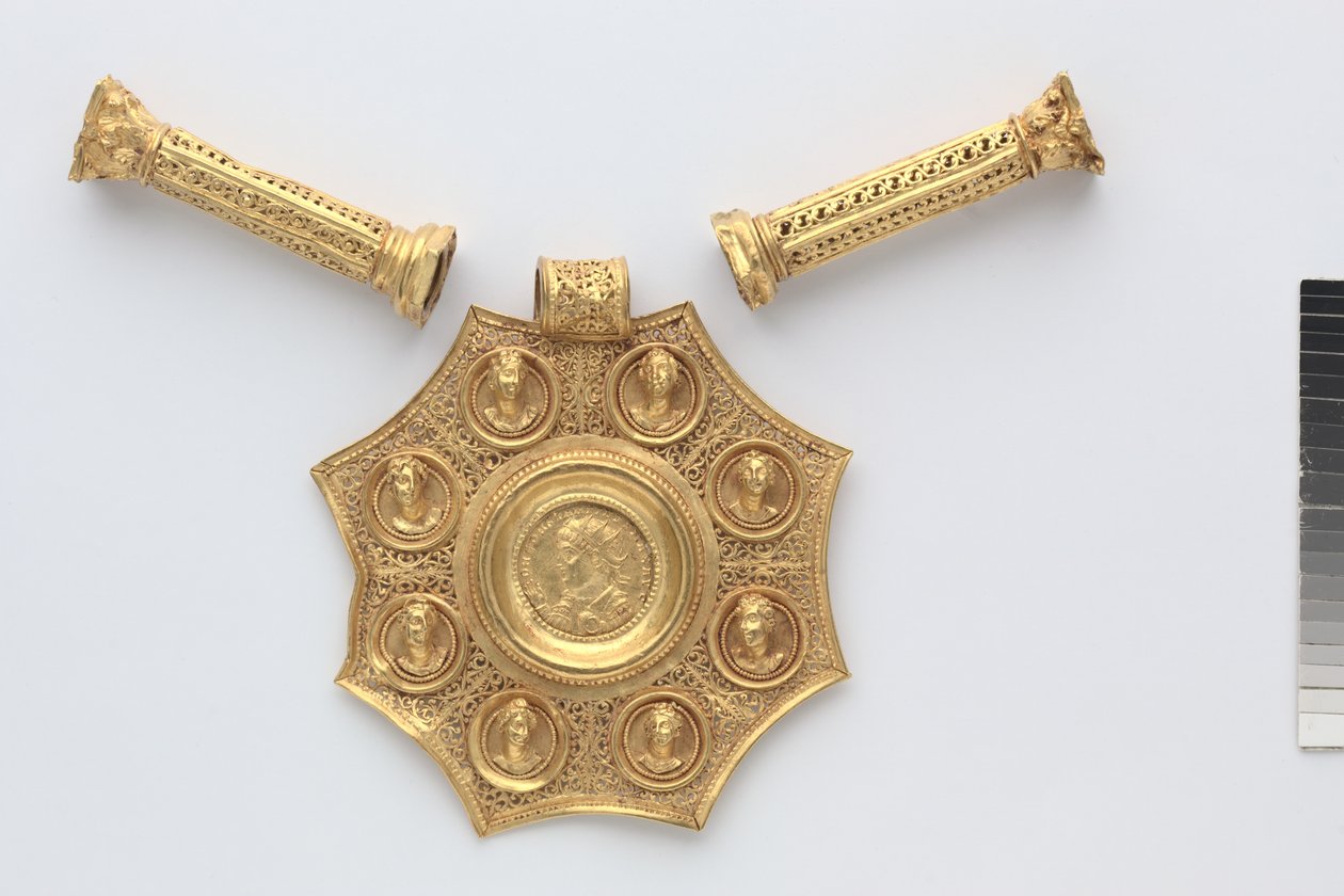 Åttakantigt hänge och två distanser i form av korintiska kolumner, 324-326 (guld) av Byzantine