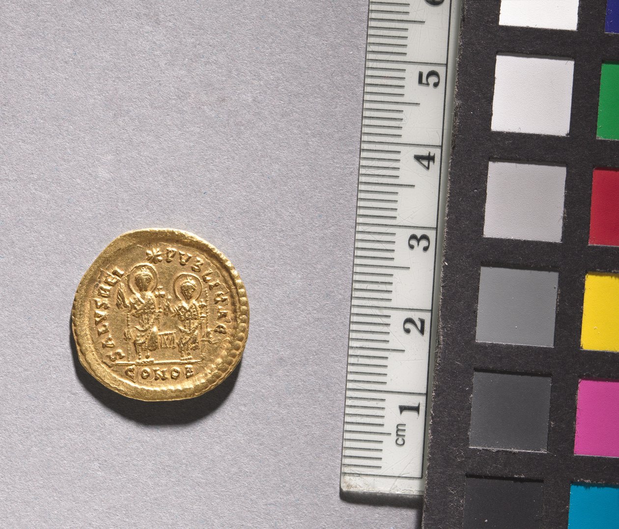 Solidus av Theodosius II och Valentinianus III (baksidan), 408-425 (guld) (se CVL 499736 för framsidan) av Byzantine