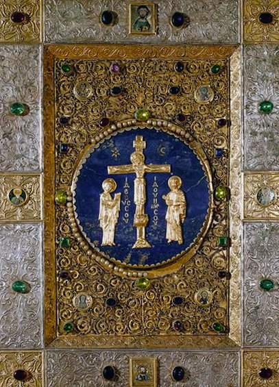 Ikon som föreställer Kristus på korset mellan Jungfrun och Johannes Döparen med medaljonger av de fyra evangelisterna. av Byzantine Byzantine