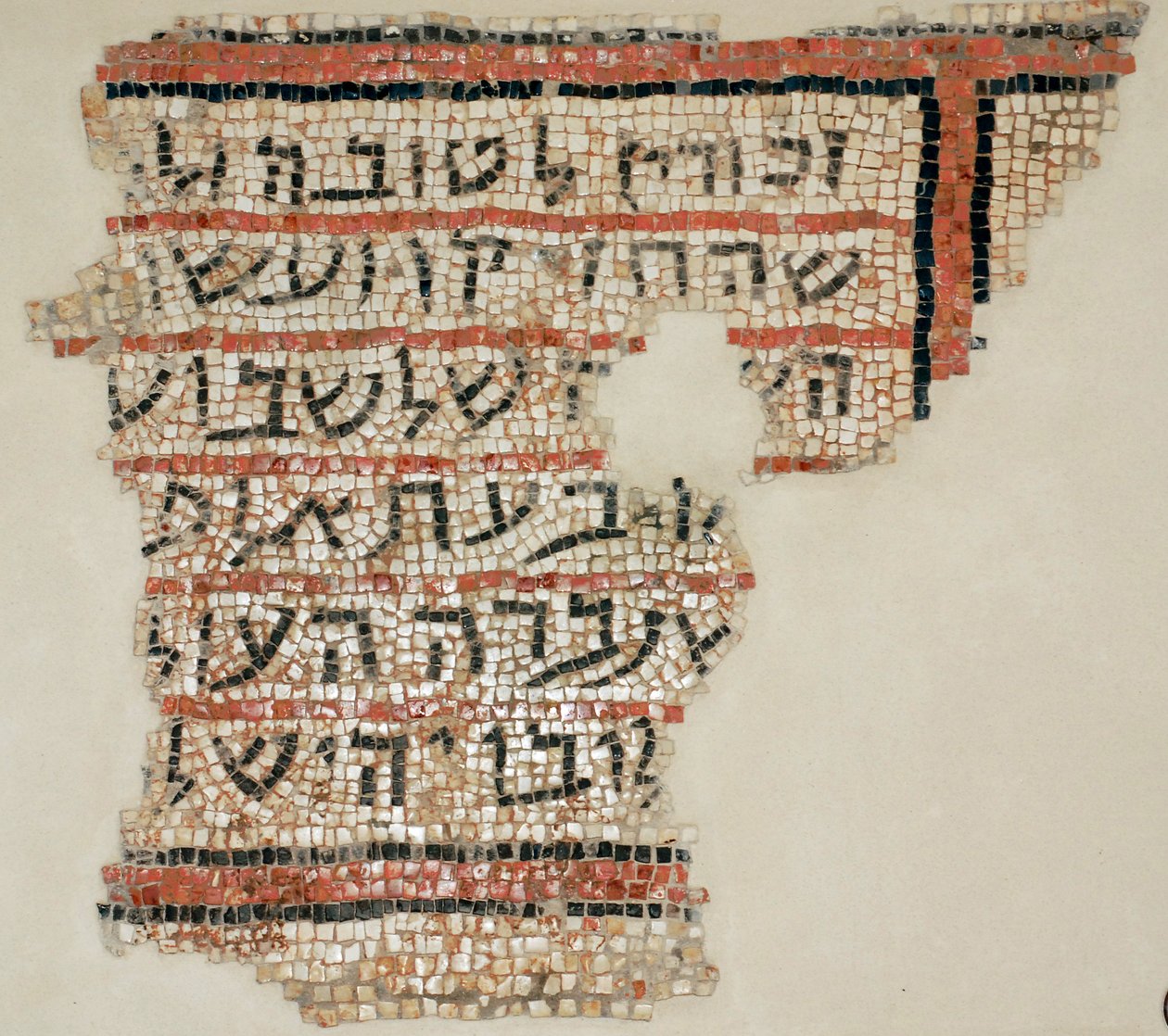 Inskription som hedrar donatorn Rabbi Isai och Rabbi Yohannan the Scribe från Susya Synagogue nära Hebron, Västbanken, 600-talet e.Kr. (mosaik) av Byzantine Byzantine