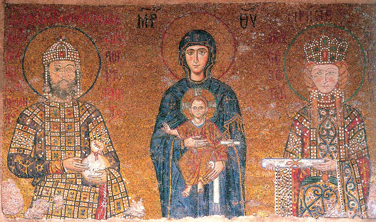 Jungfrun med barn mellan kejsar Johannes II Comnenus och hans fru Irene, c1118. av Byzantine Master.