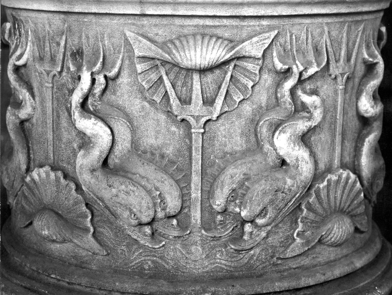 Basen av en fontän med heligt vatten, snidad med delfiner, San Marco-basilikan av Byzantine School