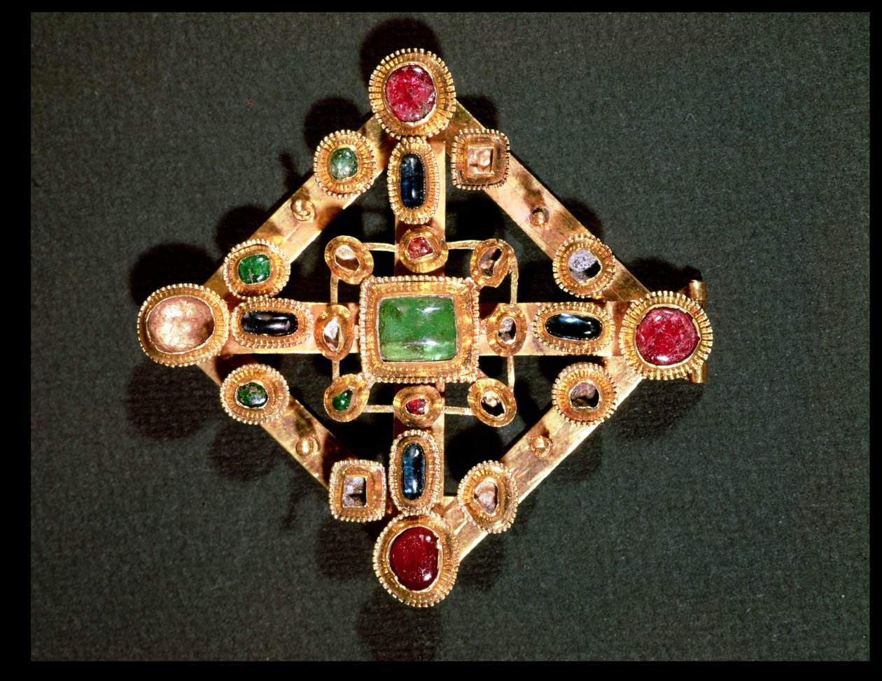 Brosch i form av ett grekiskt kors (guld & ädelstenar) av Byzantine School