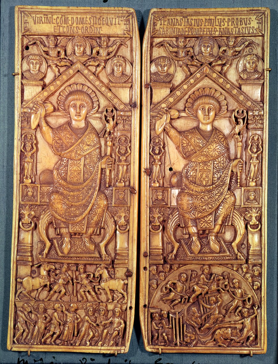 Konsulär diptyk av Anastasius (491-518) ristad i Konstantinopel, teodosisk stil, 517 e.Kr. av Byzantine School