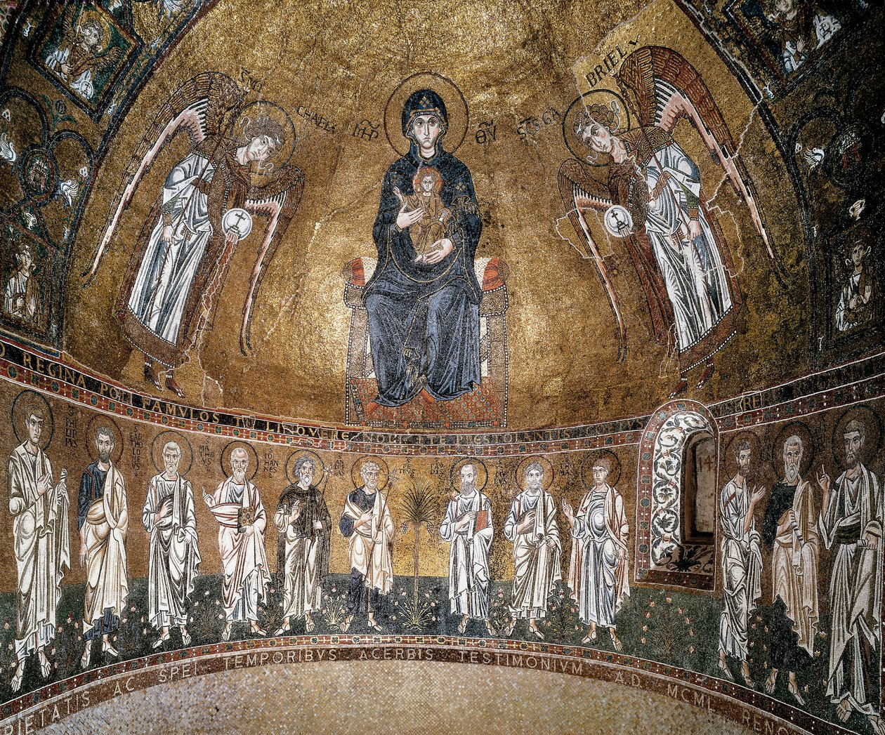 Tronande jungfru med ärkeänglar och apostlar (mosaik) av Byzantine School