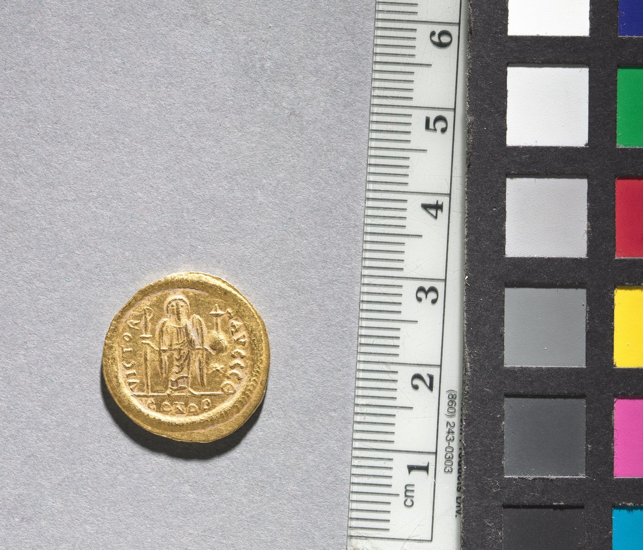 Solidus av Justinian I (omvänd), 545-565 (guld) (se CVL 499738 för framsidan) av Byzantine School