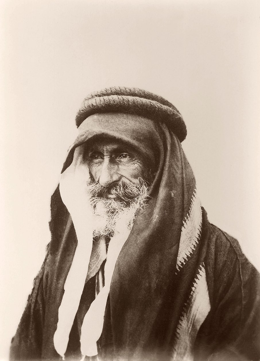 Porträtt av Sheikh Khalil Senaah (mot en väggbakgrund) i Kerak, ca 1895-99 av C.A. Hornstein